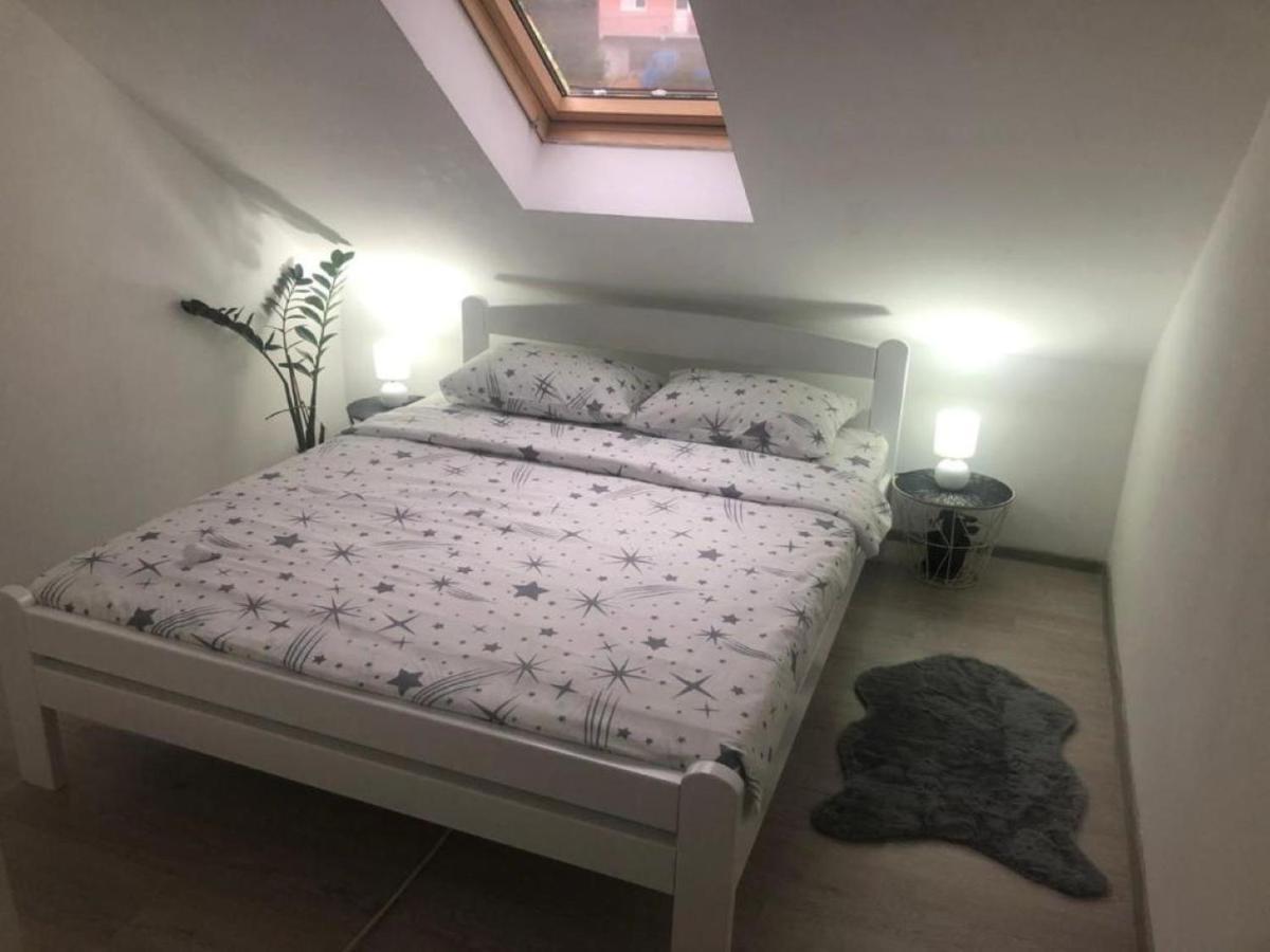 Peaceful Apartment Pluzine Luaran gambar