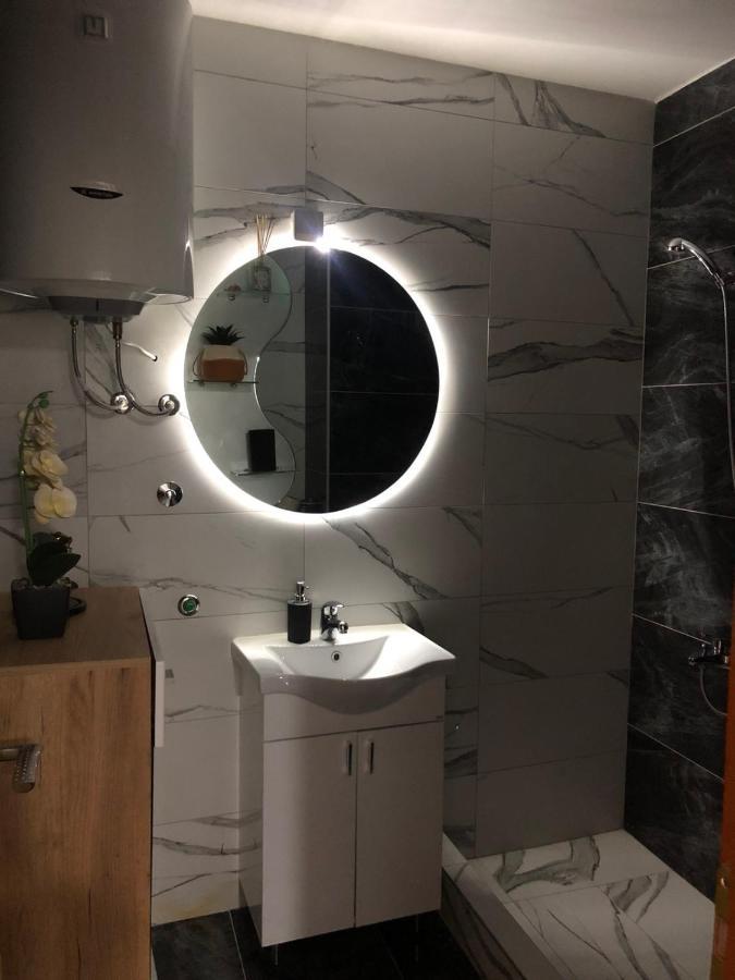 Peaceful Apartment Pluzine Luaran gambar