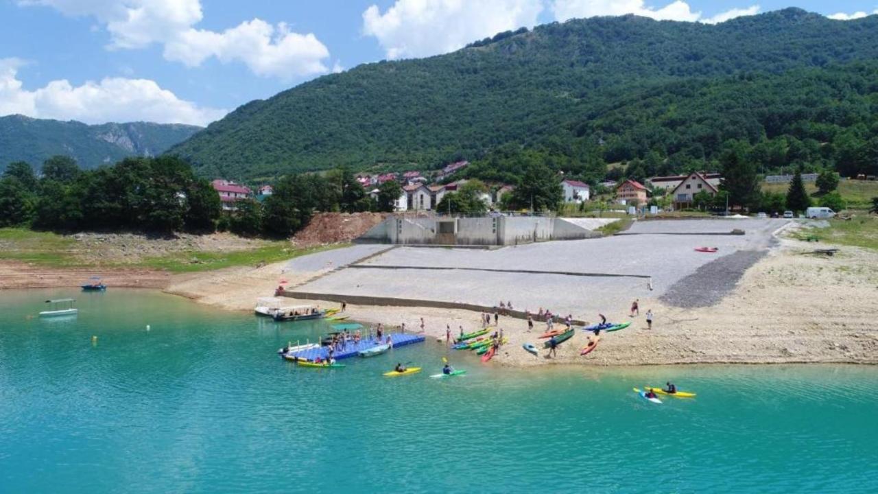 Peaceful Apartment Pluzine Luaran gambar