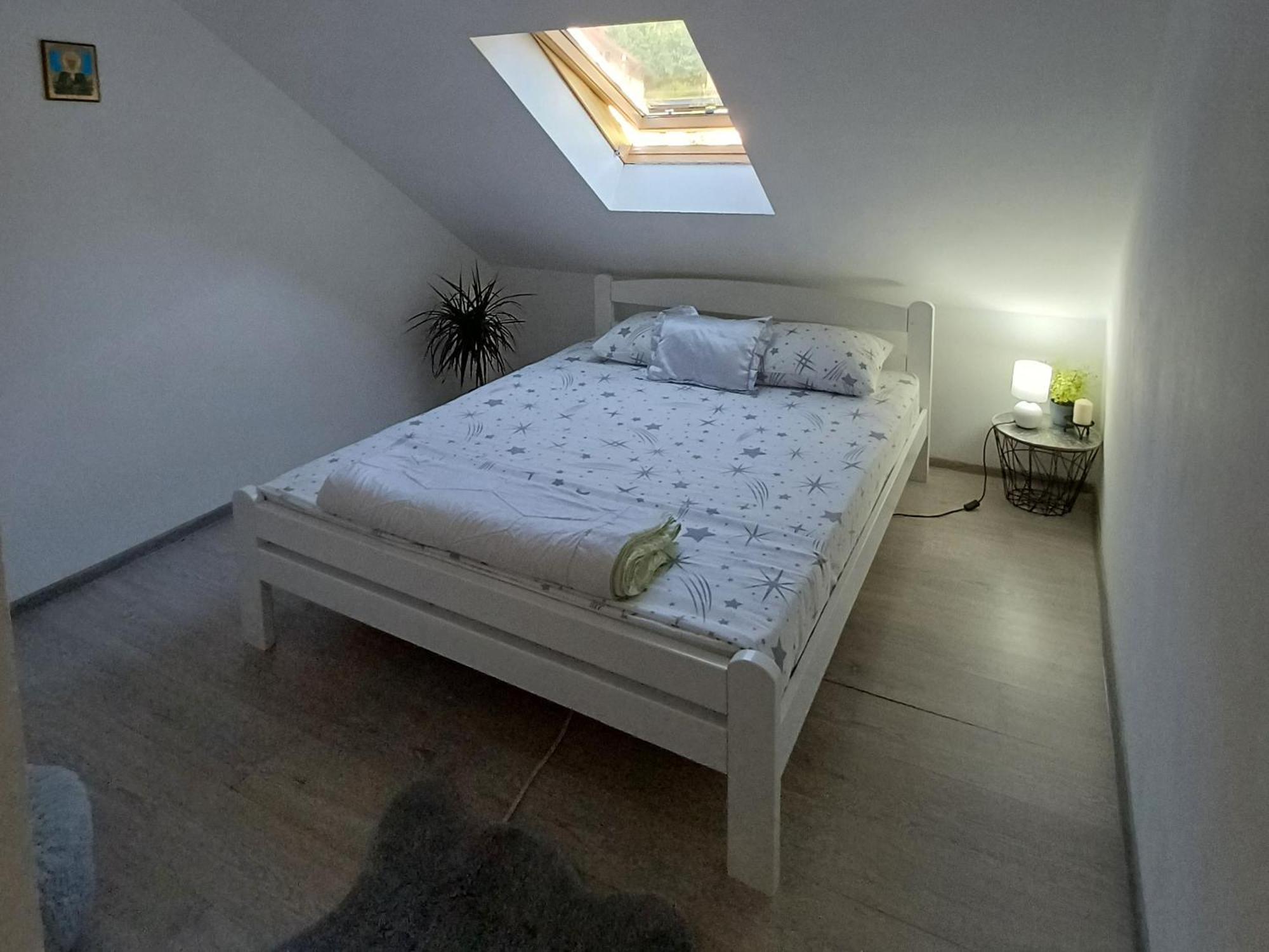 Peaceful Apartment Pluzine Luaran gambar